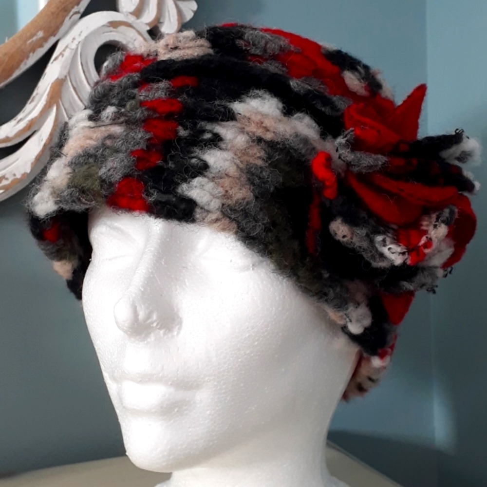 * Lafenice Italy textured wool hat with flower accent